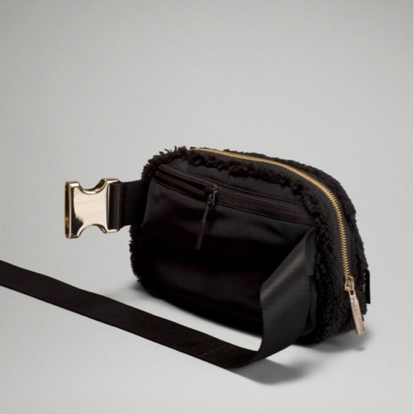 Lululemon black Sherpa belt bag - Picture 3 of 6